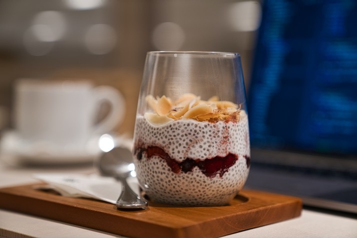 eine Nahaufnahme einer Kaffeetasse, die auf einem Holztisch steht