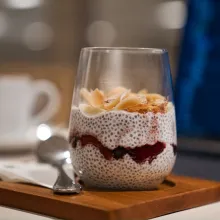 eine Nahaufnahme einer Kaffeetasse, die auf einem Holztisch steht